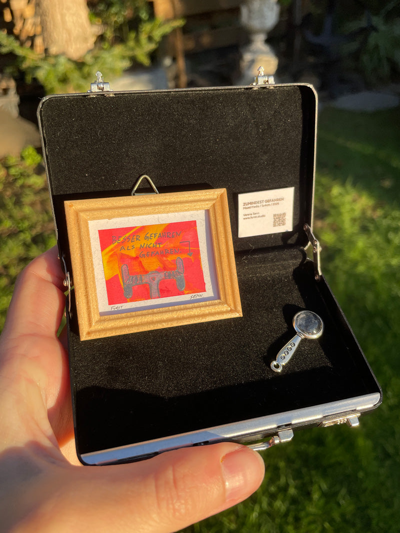 ZUMINDEST GEFAHREN | 5x4cm | Miniatur-Kunstwerk